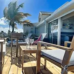 La Plage Bleue, Les Pieds Dans L\'Eau Avec Piscine