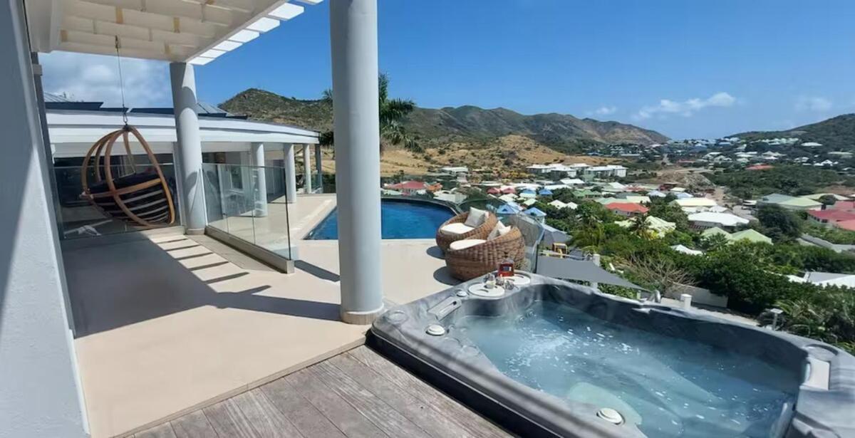 Villa Venus, 4 Bdr With View! Cul de Sac