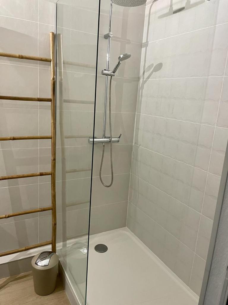 Apartment 1 Chambre, Piscine & Plage, Proche Aeroport *